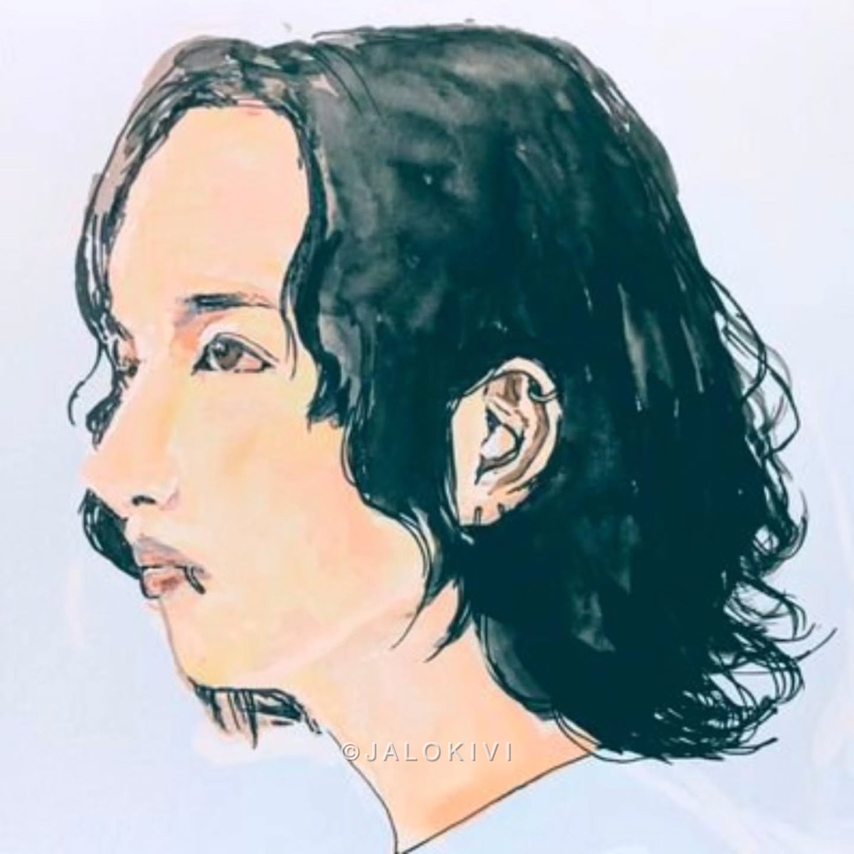 淡いピンクの背景の横顔
